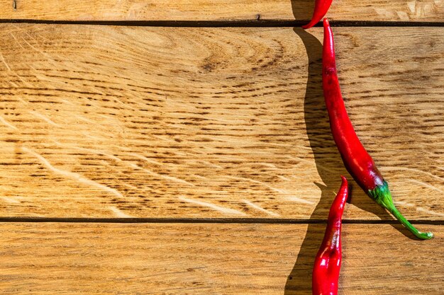 Foto hooghoekbeeld van touwen op een houten tafel