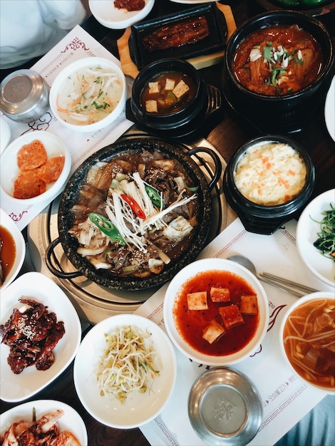 Foto hooghoekbeeld van traditioneel koreaans eten dat op tafel wordt geserveerd