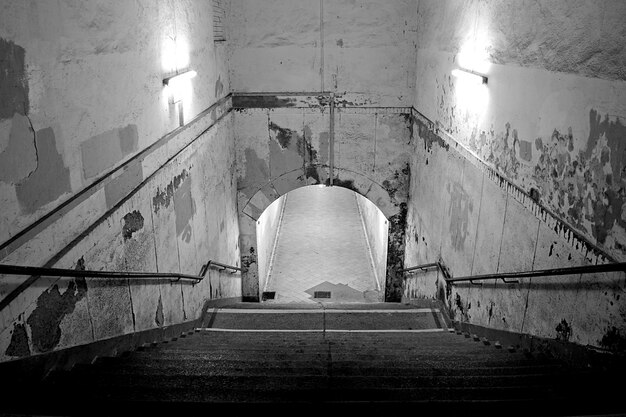 Foto hooghoekbeeld van trappen in een verlaten gebouw