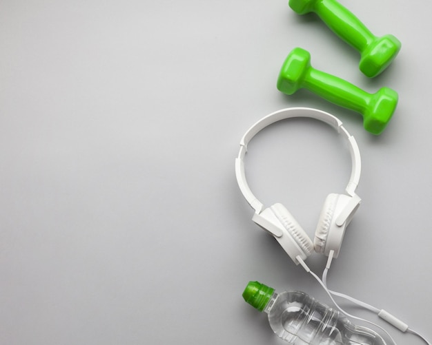 Hooghoekbeeld van USB-kabel op witte achtergrond