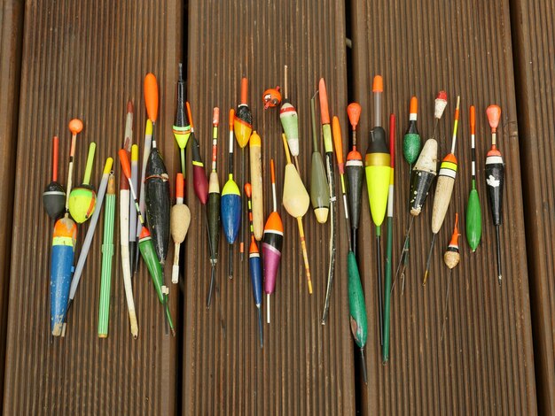 Foto hooghoekbeeld van veelkleurige apparatuur op tafel