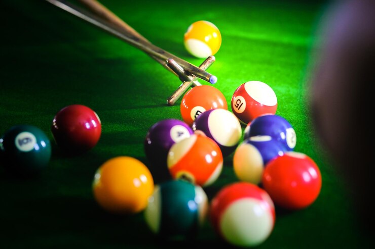 Foto hooghoekbeeld van veelkleurige ballen op tafel