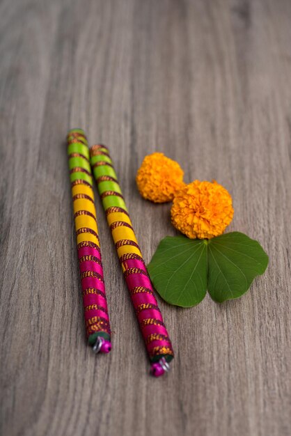 Foto hooghoekbeeld van veelkleurige bloemen op tafel