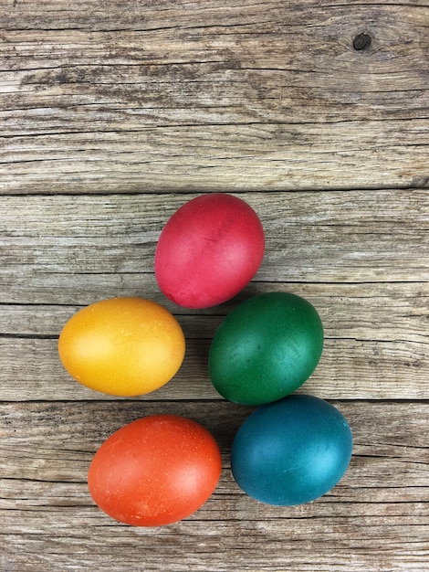 Foto hooghoekbeeld van veelkleurige eieren op tafel