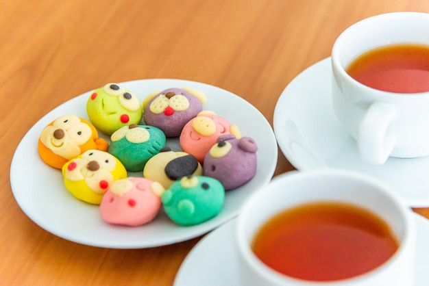 Hooghoekbeeld van veelkleurige koffie op tafel