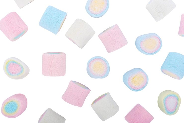 Foto hooghoekbeeld van veelkleurige marshmallows op witte achtergrond