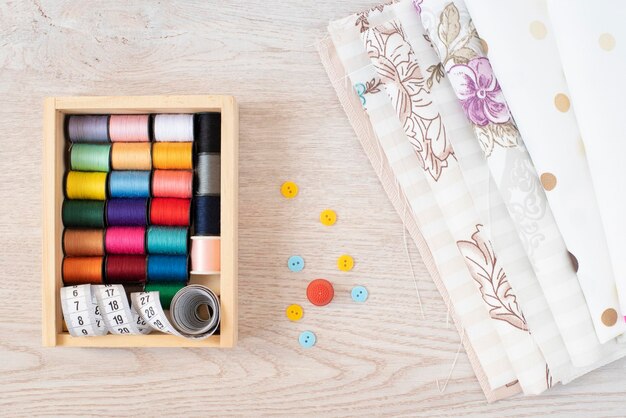 Hooghoekbeeld van veelkleurige paraplu's op tafel