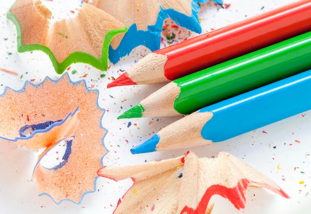Foto hooghoekbeeld van veelkleurige potloden en schijven op tafel