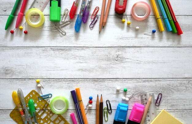 Foto hooghoekbeeld van veelkleurige potloden op tafel