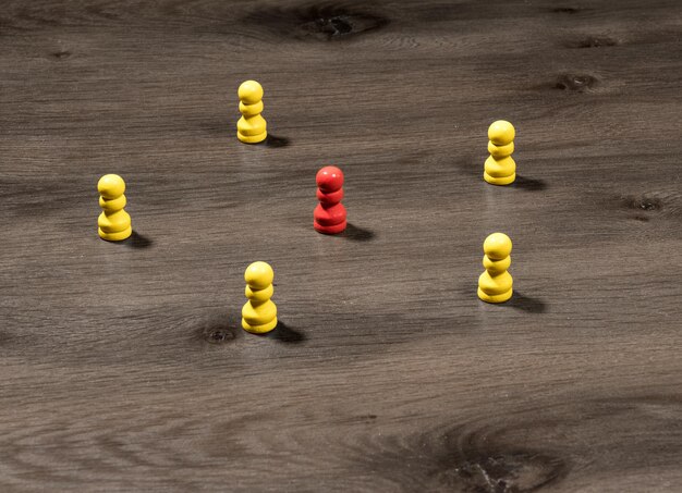 Foto hooghoekbeeld van veelkleurige potloden op tafel