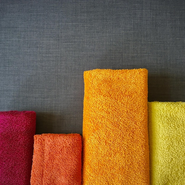 Hooghoekbeeld van veelkleurige servetten op tafel