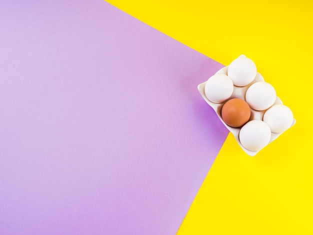Hooghoekbeeld van veelkleurige snoepjes op tafel