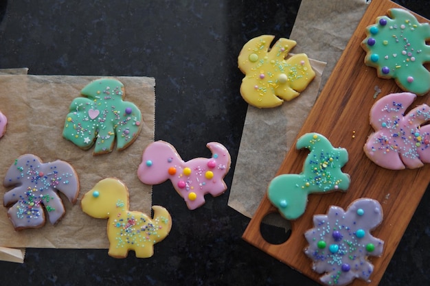 Hooghoekbeeld van veelkleurige snoepjes op tafel