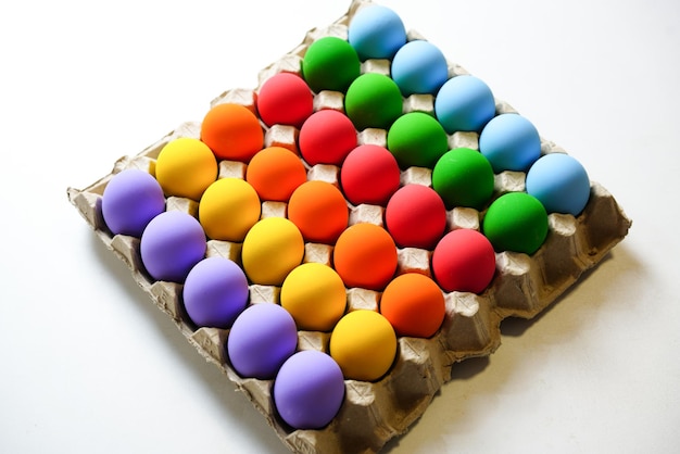 Hooghoekbeeld van veelkleurige snoepjes op tafel