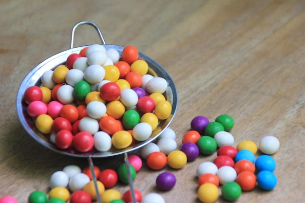 Hooghoekbeeld van veelkleurige snoepjes op tafel