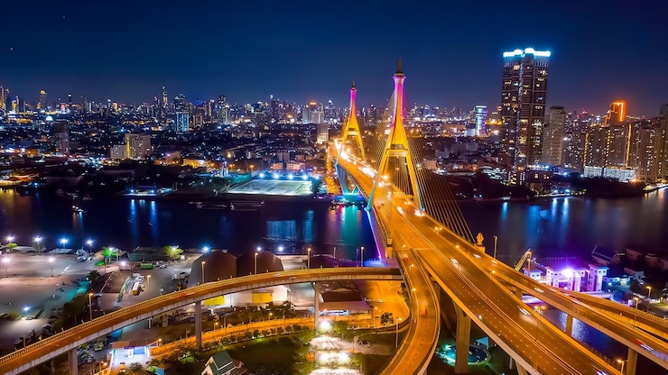 Foto hooghoekbeeld van verlichte gebouwen in de stad's nachts bangkok citythailand