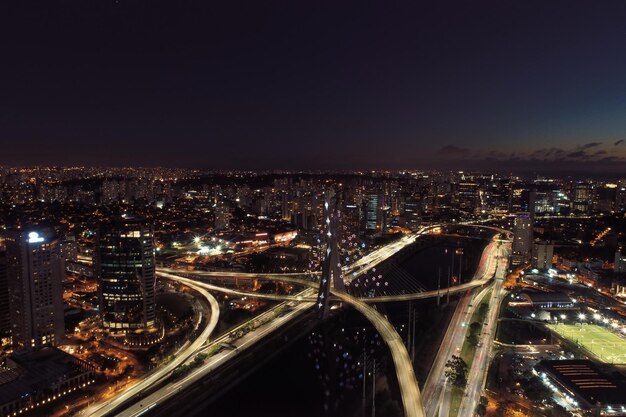 Foto hooghoekbeeld van verlichte gebouwen in de stad's nachts