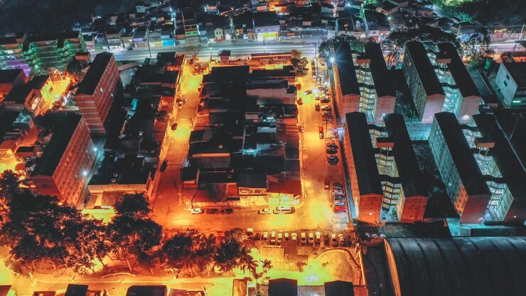 Foto hooghoekbeeld van verlichte gebouwen in de stad's nachts
