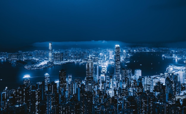 Hooghoekbeeld van verlichte gebouwen in de stad's nachts