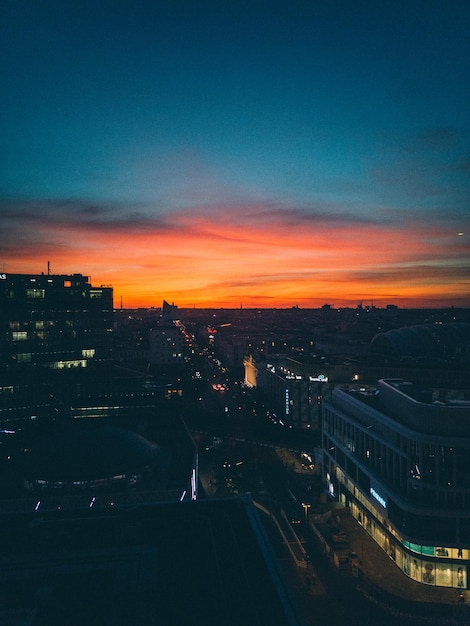 Foto hooghoekbeeld van verlichte gebouwen's nachts