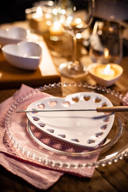 Foto hooghoekbeeld van verlichte kaarsen op tafel