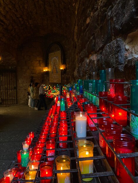 Foto hooghoekbeeld van verlichte lantaarns 's nachts in montserrat