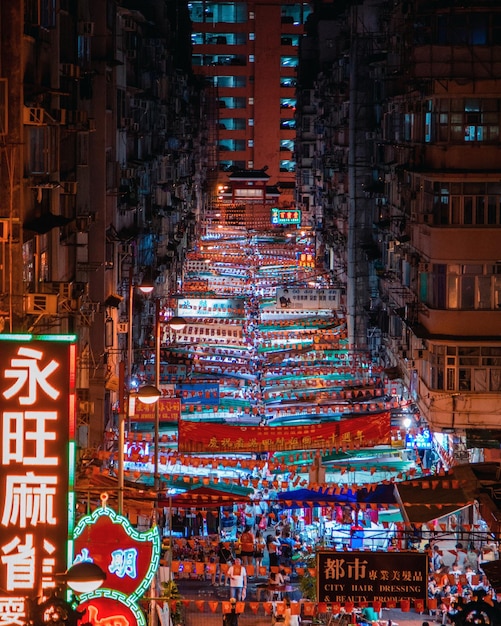 Foto hooghoekbeeld van verlichte straat's nachts