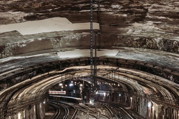 Foto hooghoekbeeld van verlichte tunnel