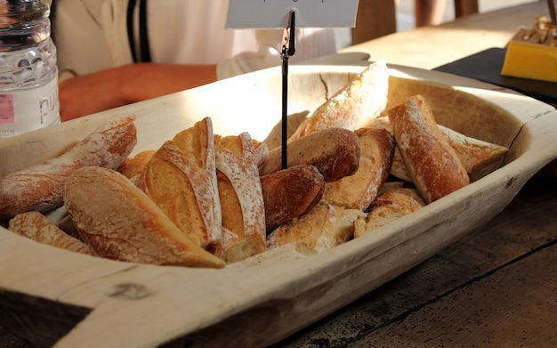 Hooghoekbeeld van vers brood op een dienblad in een winkel