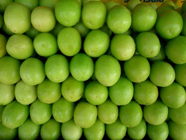 Hooghoekbeeld van vers fruit te koop op een marktstand