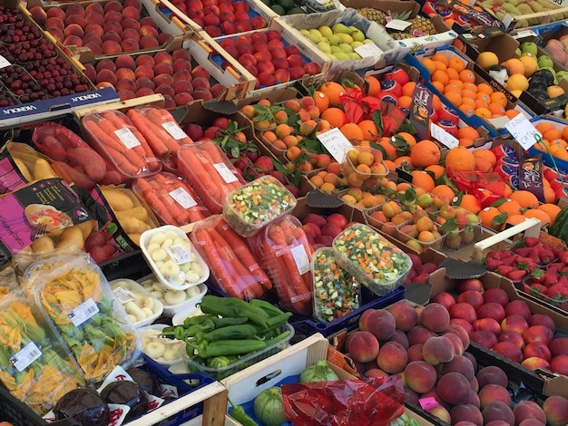 Hooghoekbeeld van vers fruit voor verkoop op de markt