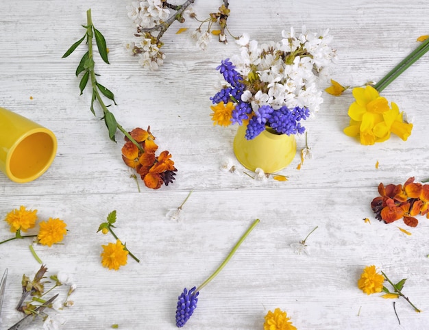 Foto hooghoekbeeld van verschillende bloemen op tafel