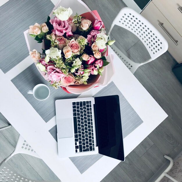 Foto hooghoekbeeld van verschillende bloemen op tafel