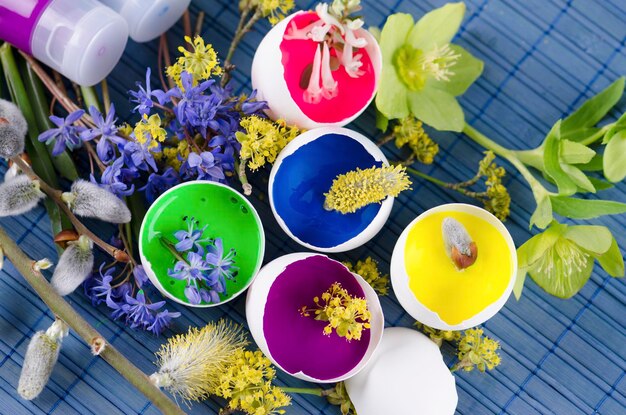 Foto hooghoekbeeld van verschillende bloemen op tafel