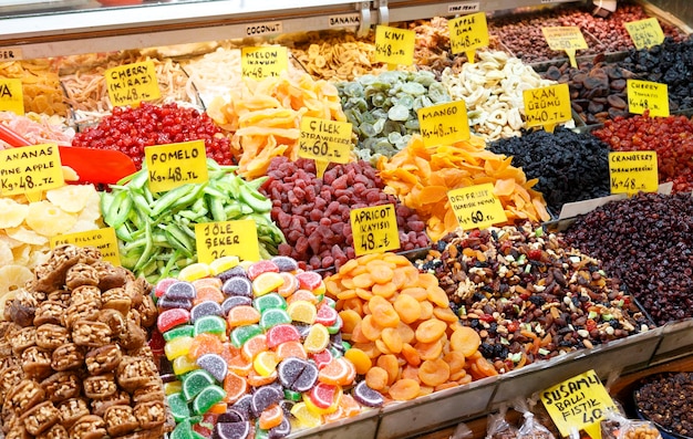Hooghoekbeeld van verschillende desserts die in de winkel te koop worden aangeboden