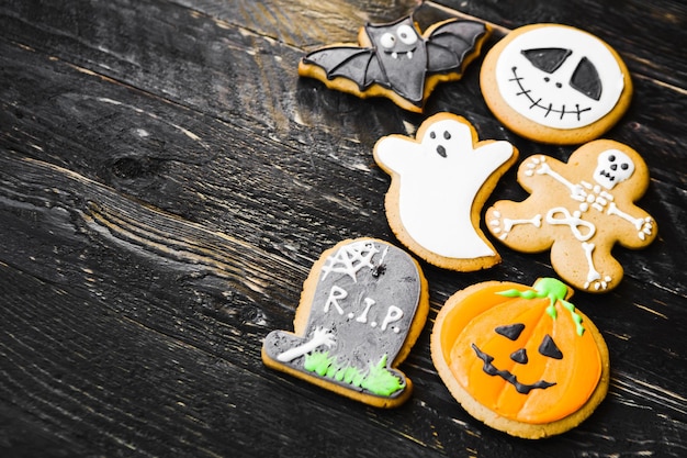 Foto hooghoekbeeld van verschillende koekjes op een houten tafel tijdens halloween