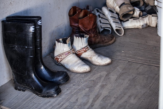 Hooghoekbeeld van verschillende schoenen op een hardhouten vloer