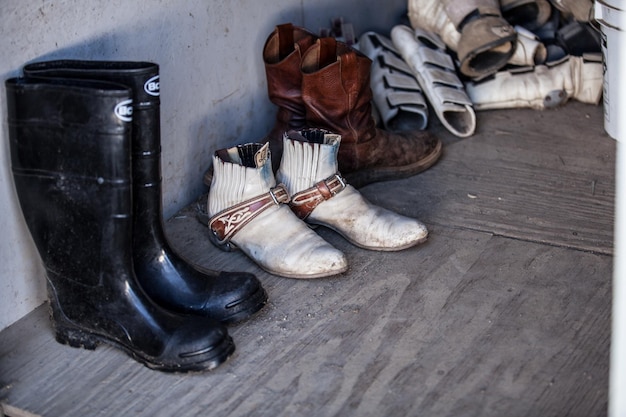 Foto hooghoekbeeld van verschillende schoenen op een hardhouten vloer