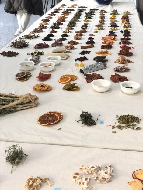 Foto hooghoekbeeld van verschillende specerijen op tafel
