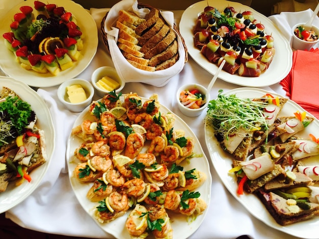 Foto hooghoekbeeld van verschillende voedingsmiddelen in borden op tafel