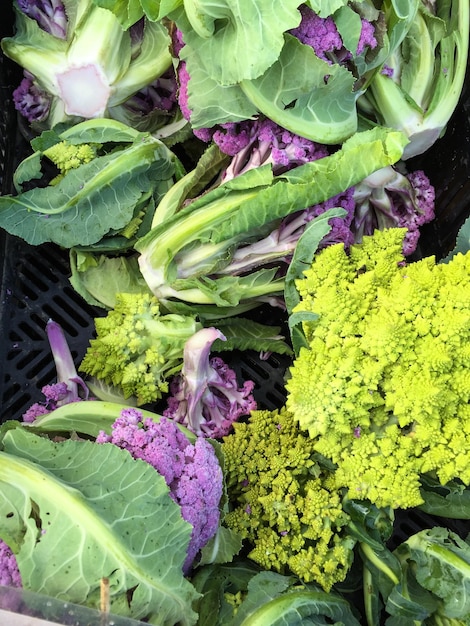 Foto hooghoekbeeld van verse groenten op een marktstand
