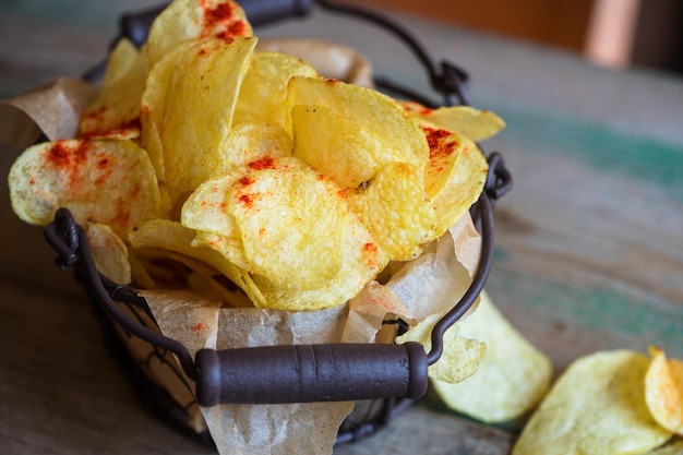 Hooghoekbeeld van verse knapperige aardappelchips op tafel