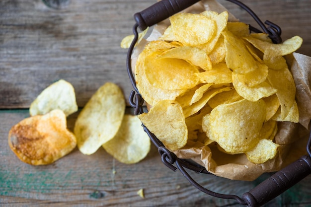 Hooghoekbeeld van verse knapperige aardappelchips op tafel
