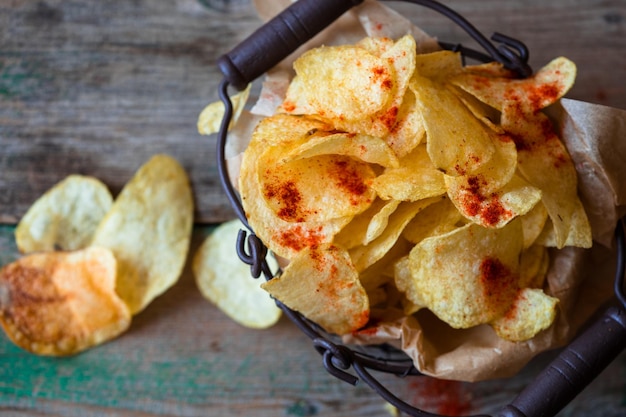 Hooghoekbeeld van verse knapperige aardappelchips op tafel