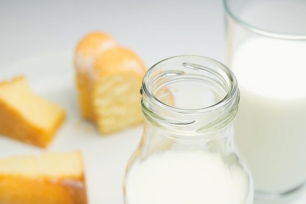 Hooghoekbeeld van verse melk en dessert geserveerd op een bord