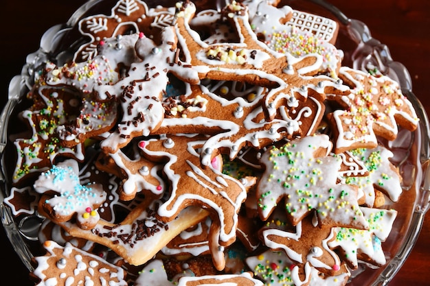 Hooghoekbeeld van verse peperkoekjes in een kom thuis