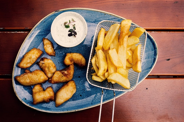 Hooghoekbeeld van vis en friet op bord
