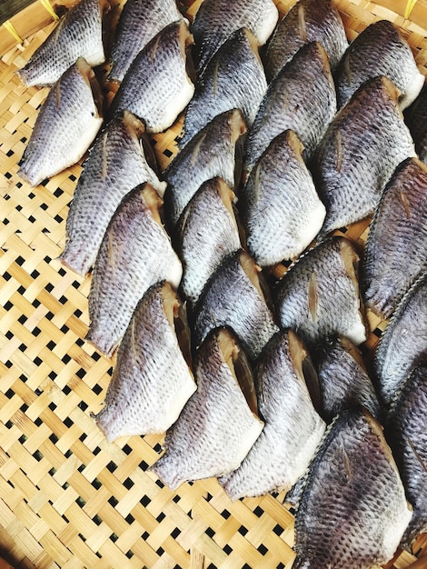 Foto hooghoekbeeld van vis in een mand
