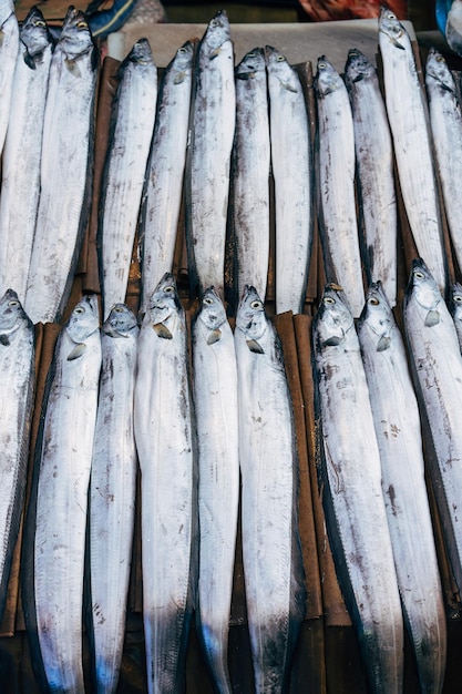 Foto hooghoekbeeld van vis voor verkoop op de markt