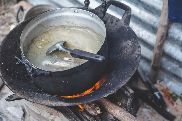 Foto hooghoekbeeld van vlees in een kookpot